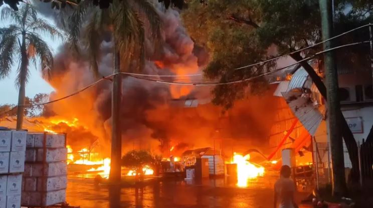 Kebakaran Menghanguskan Pabrik di Gunung Putri